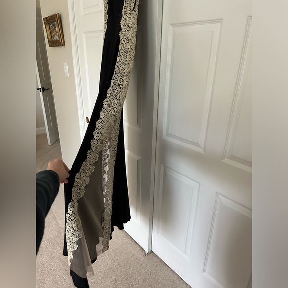 Gorgeous black tie gown, black and gold, size 6, worn once - Picture 2 of 7